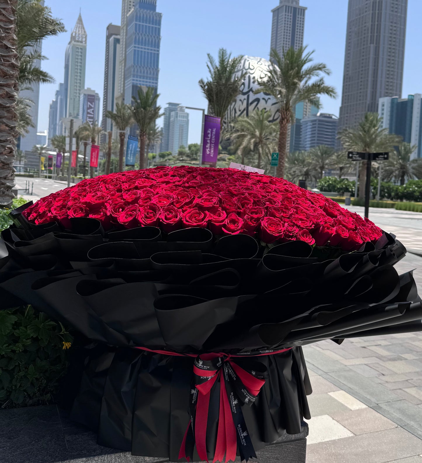 Exquisite 500 or 1000 Red Roses Bouquet